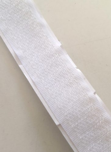 Öntapados tépőzár szalag csak bolyhos része, 2 cm széles, fehér színű.