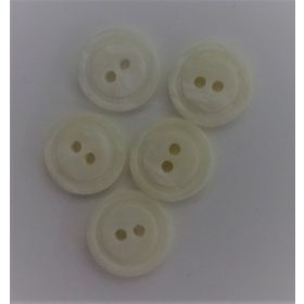 Ekrű színű, kisméretű, műanyag, átvarrós, két lyukú gomb ¤ 12 mm.