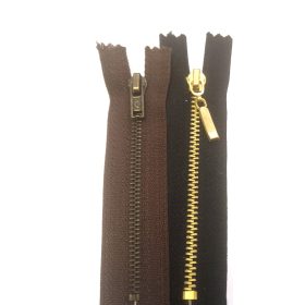 Zárt fém húzózár, 10 cm hosszú, többféle színben.