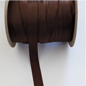 Szatén ferdepánt 18 mm széles, sötétbarna színű.