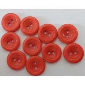 Eper színű, két lyukú műanyag gomb, átmérő 18 mm.