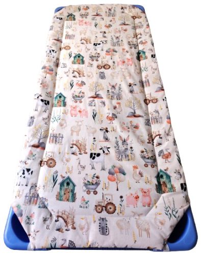 Töltött gumifüles lepedő óvodai fektetőre - Farmon élő állatok mintával - 55x130 cm