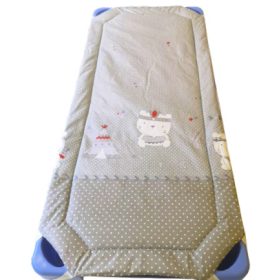   Szürke pöttyös alapon indián maci mintás töltött gumifüles lepedő oviságyra - 55x130 cm