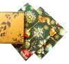 Ünnepi mintás pamut asztalterítő és textilszalvéta szett elegáns díszdobozban / zöld alapon karácsonyi gömbdísz mintával