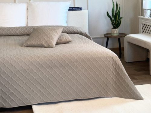 3 részes ágytakaró szett díszpárna huzattal - 220x240 cm + 2 db 40x40 cm / bézs rombusz mintás