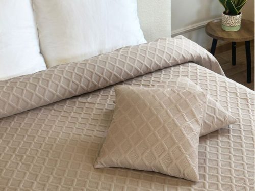3 részes ágytakaró szett díszpárna huzattal - 220x240 cm + 2 db 40x40 cm / bézs rombusz mintás