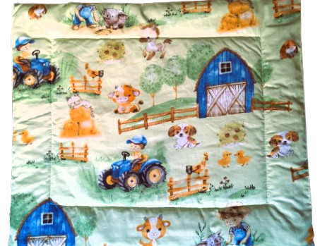 Lapos Ovis Kispárna - 38 x 48 cm / halványzöld alapon farm állatok - kék traktor mintás