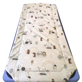   Töltött gumifüles ovis lepedő - derékalj - 55x130 cm / halványszürke alapon barna munkagép házikó mintás