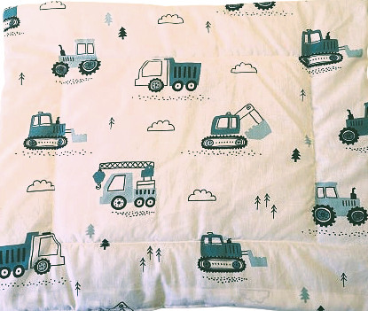 Lapos ovis kispárna - 38x480cm / petrol zöld munkagép mintás