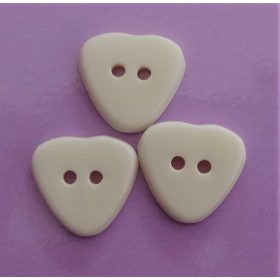 Ekrű színű, szívalakú, műanyag dekor gomb, két lyukú, átvarrós, 15 mm.