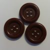 Műanyag gomb, négy lyukú, barna színű 20 mm Műanyag gomb, négy lyukú, barna színű 20 mm