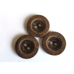 Barna 2 lyukú műanyag gomb - 28 mm