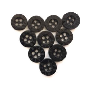   Fekete LIFE STYLE 2 lyukú műanyag gomb 11 db - os csomagban - 10 mm