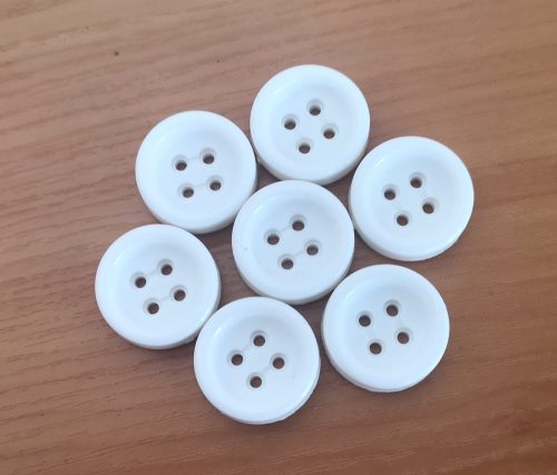Fehér színű 4 lyukas gomb 8 db/cs - 20 mm
