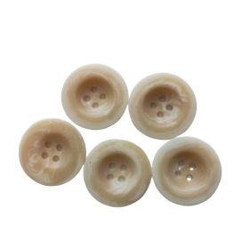 halvany-bezs-szinu-muanyag-gomb