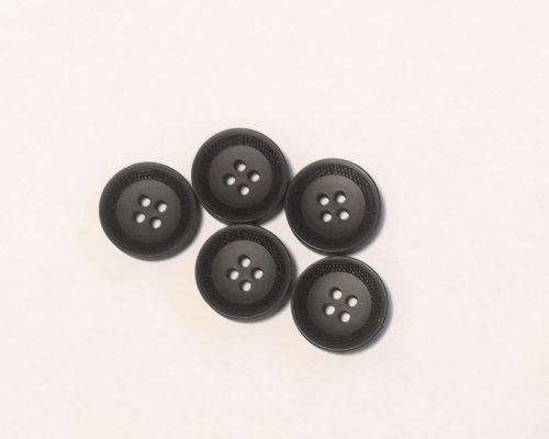 fekete-4-lyuku-gomb-18-mm