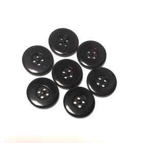 gomb-4-lyuku-fekete-szeles-szegely