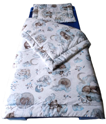 2 részes ovis 90x130 cm ágynemű garnitúra - mackó és barátai pasztell kék felhőn mintás
