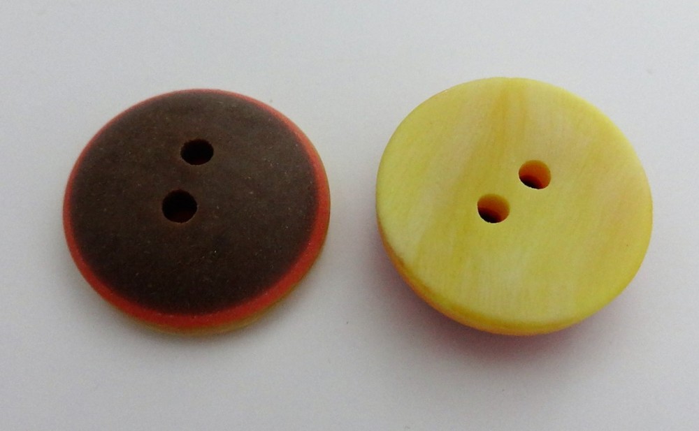 Barna - narancssárga, két lyukú, műanyag gomb 16 mm - 11 db/ cs