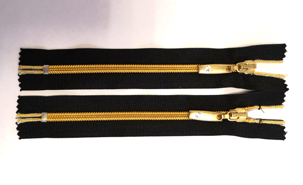 16 cm -es fekete RT0 zárt spirál cipzár fekete színben aranyszínű fogazattal - 2 db os csomag