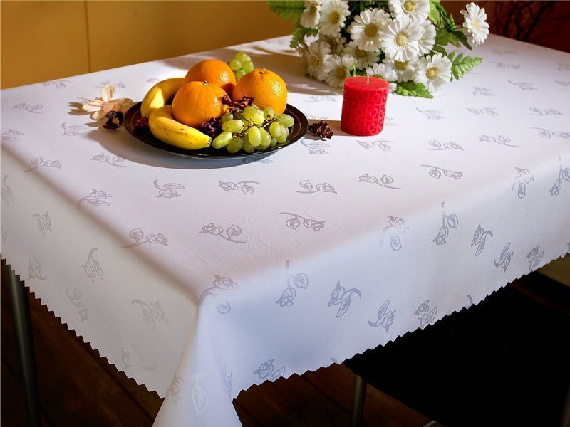 Fehér virág mintás terítő - 140x200 cm