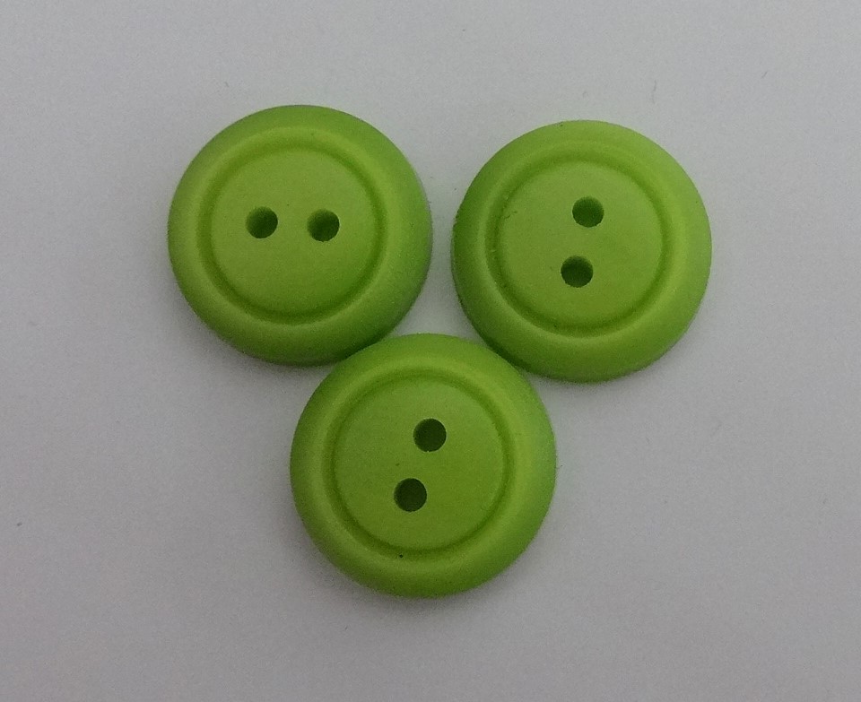 Zöld színű, két lyukú, műanyag gomb, 15 mm