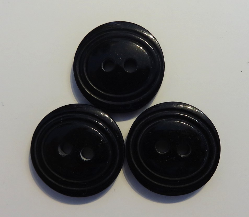 Műanyag gomb, két lyukú, fekete színű 18 mm 