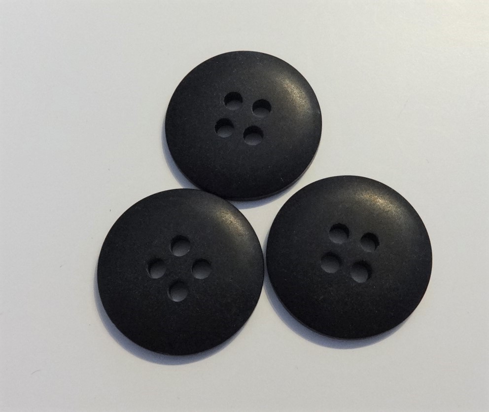 Műanyag gomb, négy lyukú, fekete színű 18 mm 