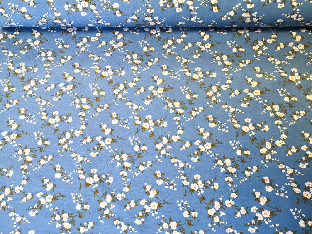 Kék alapon fehér rózsacsokor mintás rugalmas farmer jellegű vászon - 150 cm
