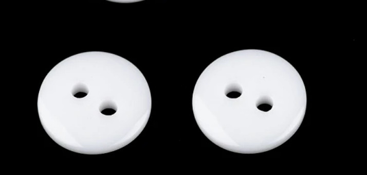 Fehér lapos 2 lyukú műanyag gomb - 15 mm