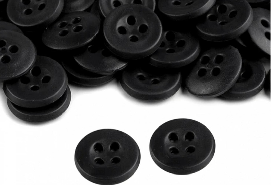 Image of 4 lyukas fekete inggomb 18 db - os csomagban - 10 mm