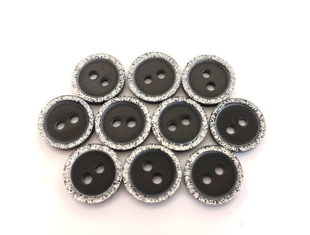Image of 2 lyukas fekete inggomb ezüst szegéllyel - 13 mm