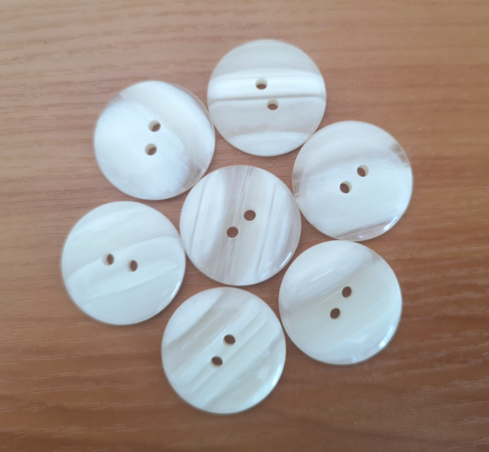 Image of 2 lyukas krém színű gyöngyházfényű gomb - 25 mm