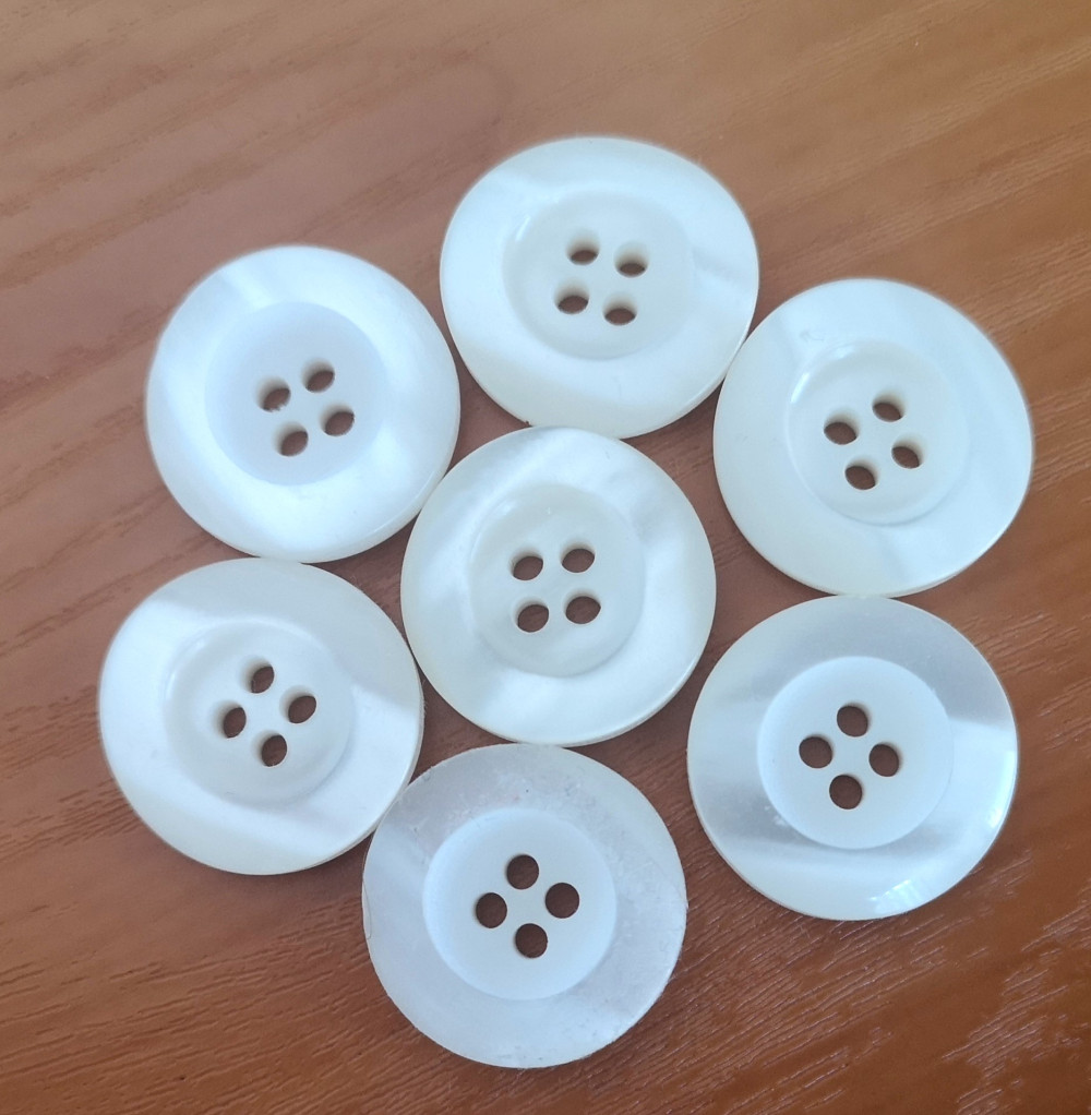 Image of Gyöngyházfényű krém színű műanyag gomb 10 db / csomag - 20 mm