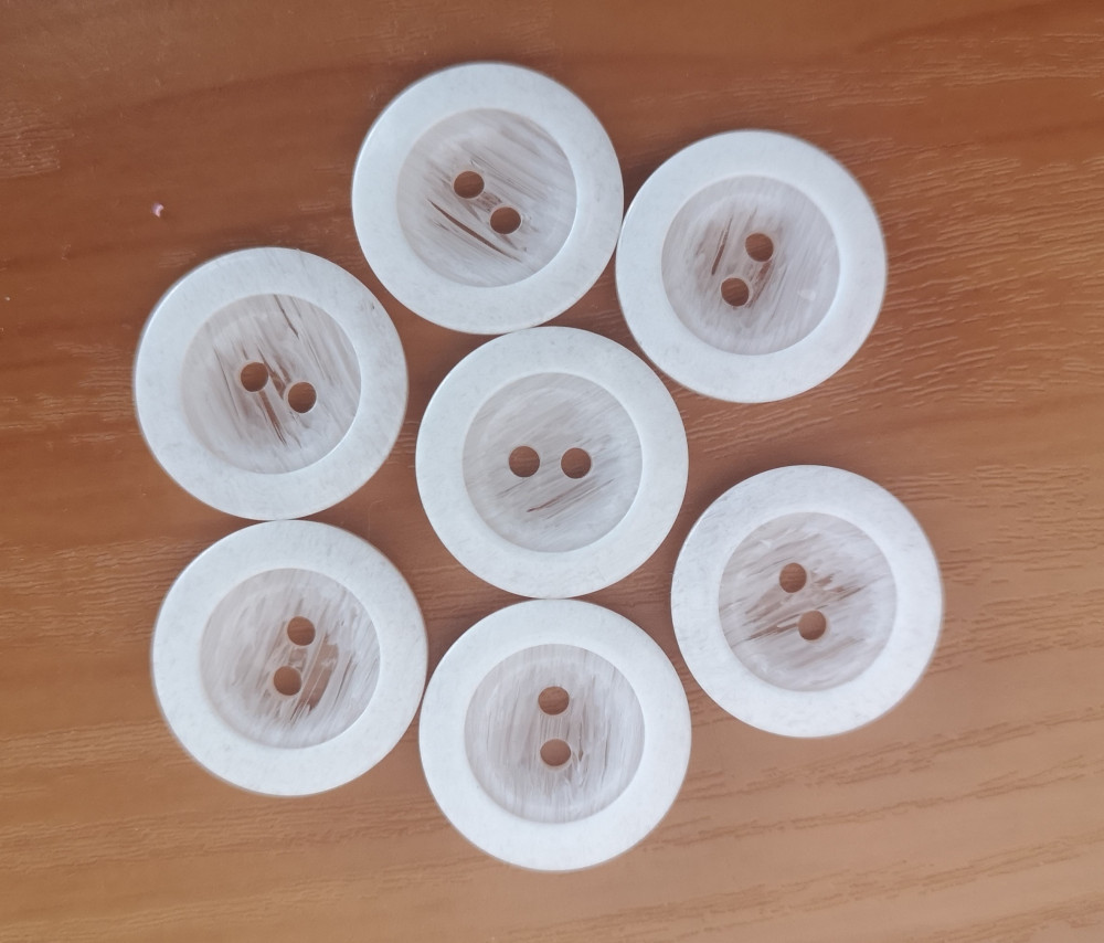 Image of 2 lyukas gyöngyházfényű gomb 12 db/cs - 20 mm