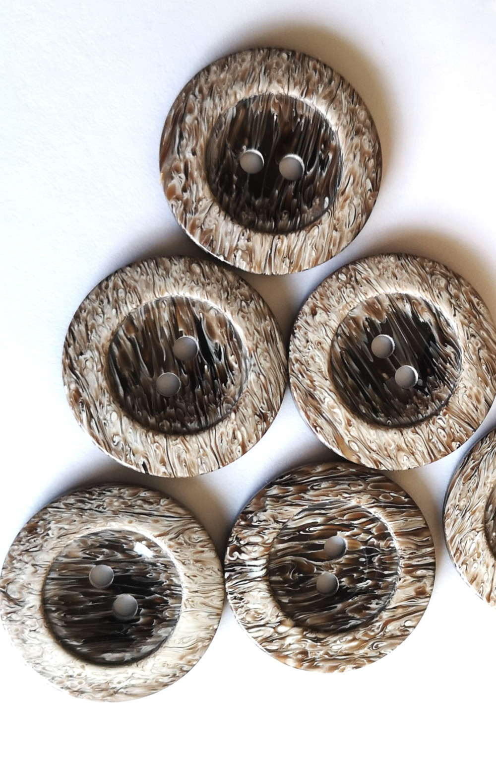 Image of 2 lyukú barna cirmos mintájú műanyag kabátgomb - 28 mm