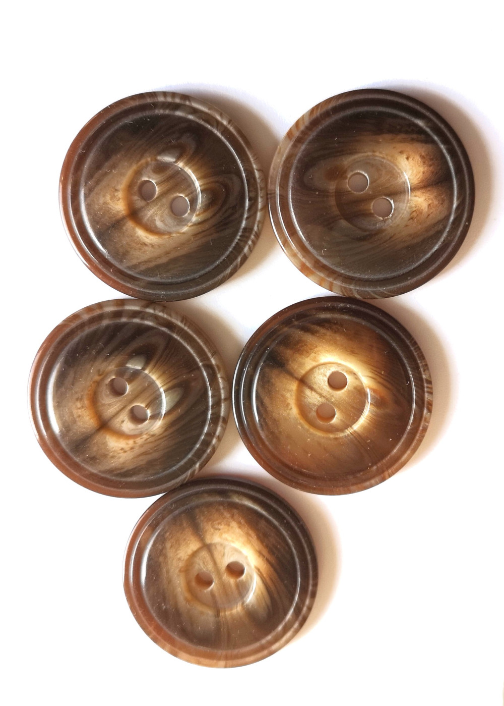 Image of Barna márványozott fényes 2 lyukú műanyag kabátgomb - 30 mm